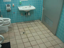 サンドラッグ三鷹牟礼店　外トイレ