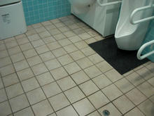 サンドラッグ三鷹牟礼店　外トイレ