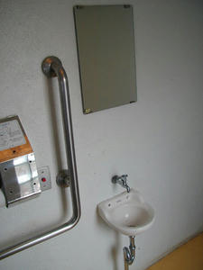 善福寺公園 中央橋多目的トイレ