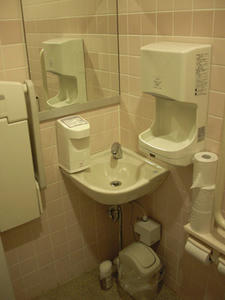 PCデポ三鷹店多目的トイレ