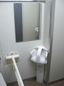 武蔵関公園 ボート小屋横多目的トイレ