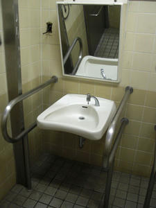 西武新宿駅前公衆多目的トイレ