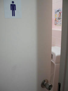 ウエルシア東福生店 外トイレ