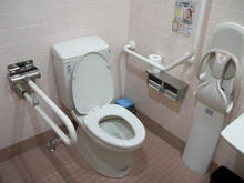 ウエルシア東福生店 外多目的トイレ