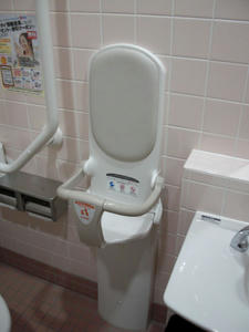 ウエルシア東福生店 外多目的トイレ