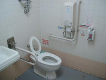 いなげや田無芝久保店多目的トイレ