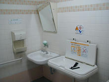 いなげや田無芝久保店多目的トイレ