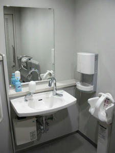 国立ハンセン病資料館　1階多目的トイレ