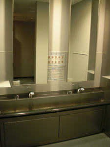 日本科学未来館　3階展示ルーム内トイレ