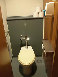 日本科学未来館　3階展示ルーム内トイレ