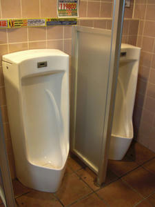 ドンキホーテ東所沢店 1階踊り場トイレ