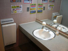 ドンキホーテ東所沢店 1階踊り場トイレ