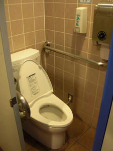 ドンキホーテ東所沢店 1階踊り場トイレ