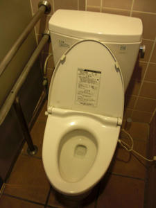 ドンキホーテ東所沢店 1階踊り場トイレ