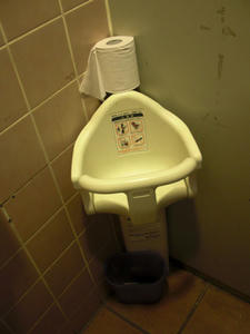 ドンキホーテ東所沢店 1階踊り場トイレ