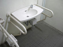 東福生駅西口公衆多目的トイレ