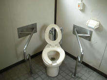 東福生駅東口公園多目的トイレ