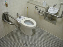 三鷹図書館 1階多目的トイレ