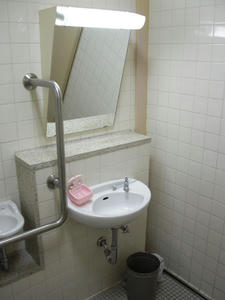 三鷹図書館 1階多目的トイレ