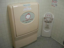 三鷹図書館 1階多目的トイレ