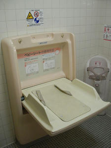 三鷹図書館 1階多目的トイレ