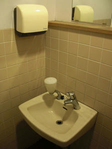 北烏山食品館 外トイレ