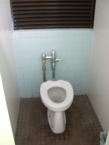 靖国神社 外苑駐車場トイレ