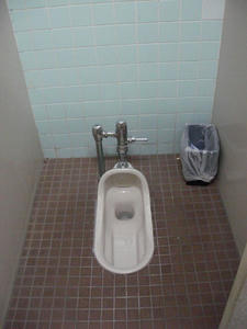 靖国神社 外苑駐車場トイレ