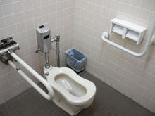 靖国神社 外苑駐車場多目的トイレ