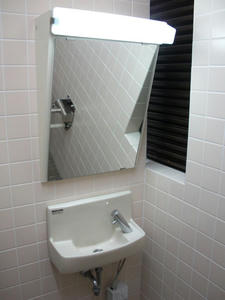 靖国神社 外苑駐車場多目的トイレ