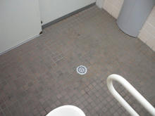 靖国神社 外苑駐車場多目的トイレ