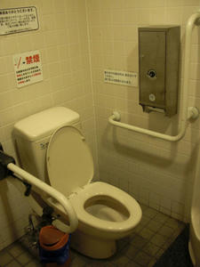 サンドラッグ小平鈴木町店 外トイレ