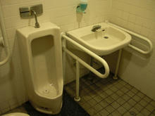 サンドラッグ小平鈴木町店 外トイレ