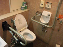 遊就館 玄関ホール多目的トイレ