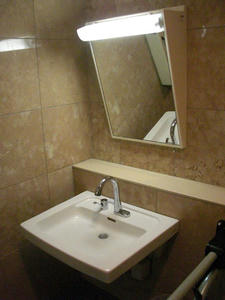 遊就館 玄関ホール多目的トイレ