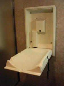 遊就館 玄関ホール多目的トイレ