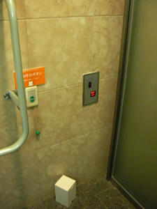 遊就館 玄関ホール多目的トイレ