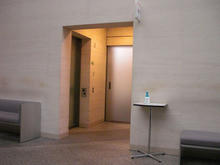 遊就館 玄関ホールトイレ