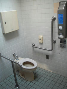 四谷見附公衆多目的トイレ