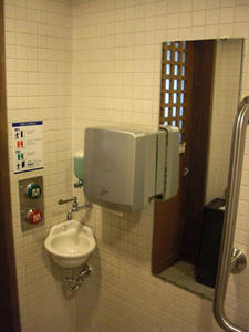江戸東京たてもの園　店蔵型休憩棟多目的トイレ
