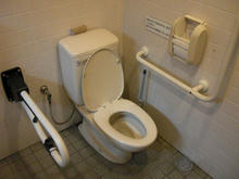 サンドラッグ東大和店トイレ