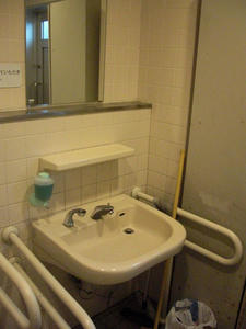 サンドラッグ東大和店トイレ