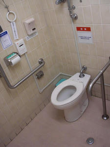 西友花小金井店　1階多目的トイレ
