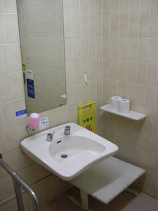 西友花小金井店　1階多目的トイレ