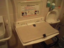 大丸ピーコック国立弁天通り店　1階多目的トイレ