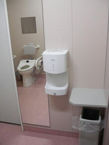 サミットストア向台町店　1階多目的トイレ