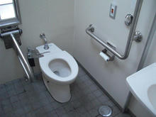 南沢水辺公園多目的トイレ