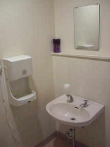 業務スーパー国立弁天通り店 外多目的トイレ