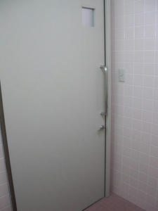 ウエルシア立川若葉店 外多目的トイレ