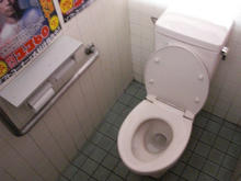 ドンキホーテ小平店 外トイレ